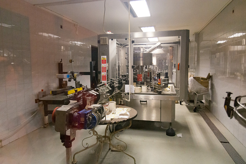 醸造所の見学やビデオ視聴、試飲を楽しめるワイナリーのガイドツアー。ほぼ機械化されており、人の手が必要な箇所は少なくなっているという