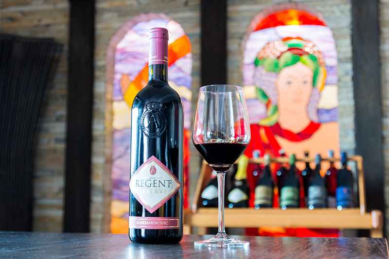 ワインショップもあり、安いものは1000円相当未満から購入可能。木箱などに入った特別パッケージ品も