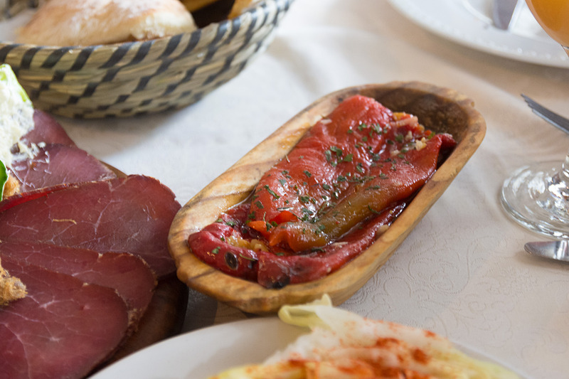 牛肉のロースとをメインに、子牛肉の入ったスープ、豚肉や牛肉の燻製、「カイマック」と呼ばれるクリームチーズなど、合わせて1450ディナール（約1740円）ほど