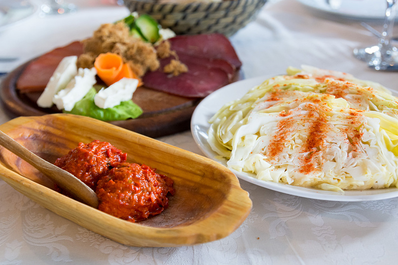 牛肉のロースとをメインに、子牛肉の入ったスープ、豚肉や牛肉の燻製、「カイマック」と呼ばれるクリームチーズなど、合わせて1450ディナール（約1740円）ほど