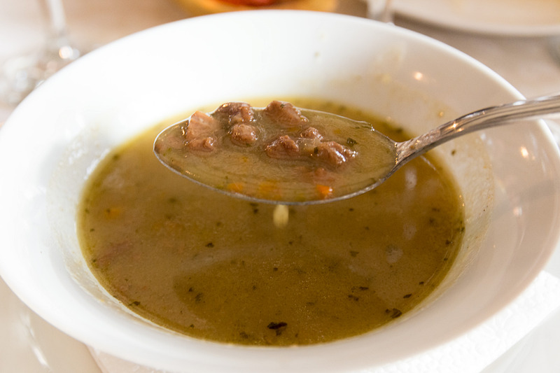 牛肉のロースとをメインに、子牛肉の入ったスープ、豚肉や牛肉の燻製、「カイマック」と呼ばれるクリームチーズなど、合わせて1450ディナール（約1740円）ほど