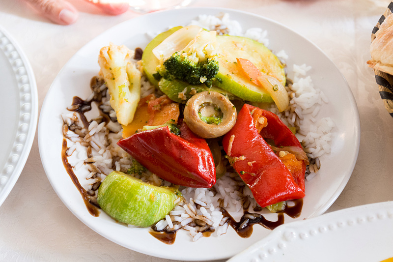 牛肉のロースとをメインに、子牛肉の入ったスープ、豚肉や牛肉の燻製、「カイマック」と呼ばれるクリームチーズなど、合わせて1450ディナール（約1740円）ほど