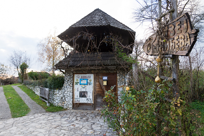 ラキア作りを営むミニチェさんのお宅。写真左下がミニチェさん（左）と、チャチャク市長補佐（Mayor Assistant）のミラン・ボジョビッチ（Milan Bojović）氏（右）