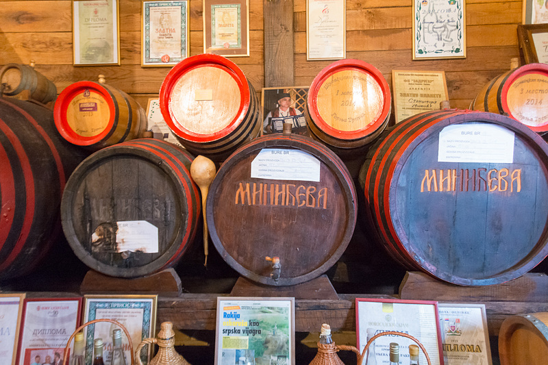 ラキアは蒸留したあと数年から数十年にかけて熟成させる。過去には下段のような蒸留器も使っていたという