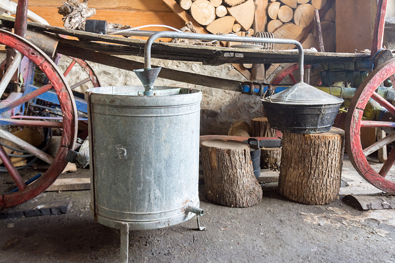 ラキアは蒸留したあと数年から数十年にかけて熟成させる。過去には下段のような蒸留器も使っていたという
