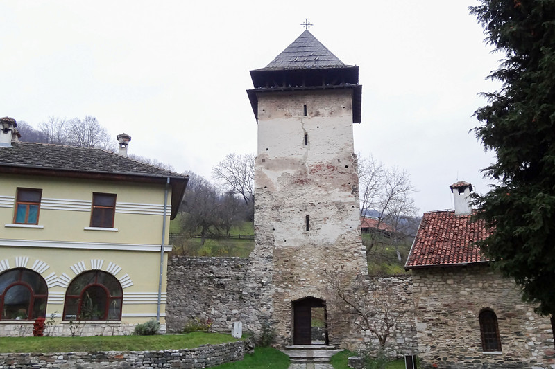 ストゥデニツァ修道院は、ステファン・ネマニャ王にゆかりのあるセルビア正教会にとって重要な修道院。独自のラシカ（ラシュカとも）様式の聖堂などの価値の高さからユネスコの世界文化遺産に登録されている