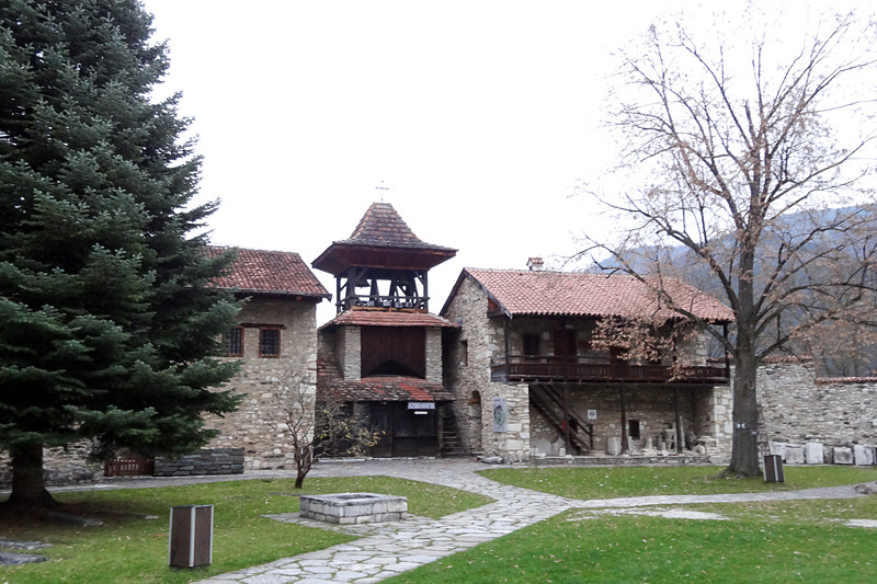 ストゥデニツァ修道院は、ステファン・ネマニャ王にゆかりのあるセルビア正教会にとって重要な修道院。独自のラシカ（ラシュカとも）様式の聖堂などの価値の高さからユネスコの世界文化遺産に登録されている