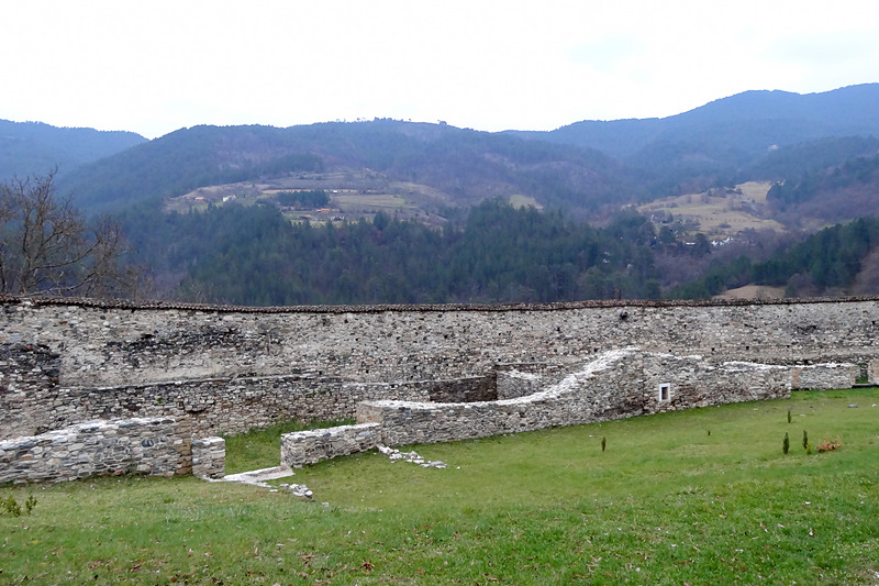 ストゥデニツァ修道院は、ステファン・ネマニャ王にゆかりのあるセルビア正教会にとって重要な修道院。独自のラシカ（ラシュカとも）様式の聖堂などの価値の高さからユネスコの世界文化遺産に登録されている