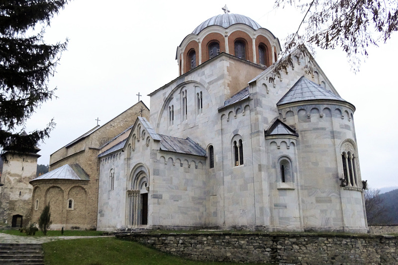 ストゥデニツァ修道院でもっとも古く、独自のラシカ様式が特徴の「生神女聖堂（Church of the Virgin）」。内部のフレスコも磔にされたキリストを描いた美しいものから、破損、修復という歴史の流れを感じるものまで興味深いものが多い