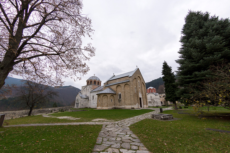 ストゥデニツァ修道院でもっとも古く、独自のラシカ様式が特徴の「生神女聖堂（Church of the Virgin）」。内部のフレスコも磔にされたキリストを描いた美しいものから、破損、修復という歴史の流れを感じるものまで興味深いものが多い
