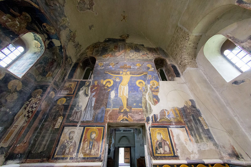 ストゥデニツァ修道院でもっとも古く、独自のラシカ様式が特徴の「生神女聖堂（Church of the Virgin）」。内部のフレスコも磔にされたキリストを描いた美しいものから、破損、修復という歴史の流れを感じるものまで興味深いものが多い