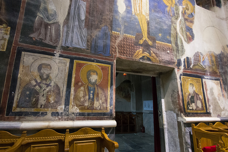 ストゥデニツァ修道院でもっとも古く、独自のラシカ様式が特徴の「生神女聖堂（Church of the Virgin）」。内部のフレスコも磔にされたキリストを描いた美しいものから、破損、修復という歴史の流れを感じるものまで興味深いものが多い