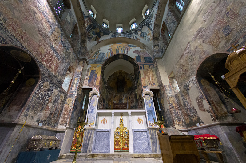 ストゥデニツァ修道院でもっとも古く、独自のラシカ様式が特徴の「生神女聖堂（Church of the Virgin）」。内部のフレスコも磔にされたキリストを描いた美しいものから、破損、修復という歴史の流れを感じるものまで興味深いものが多い