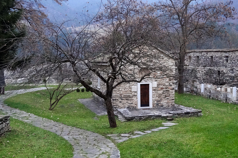 こぢんまりとした石造りが特徴的な「聖ニコラス聖堂（Church of St. Nicholas）」。早朝に礼拝が行なわれている（特別な許可を得て撮影）