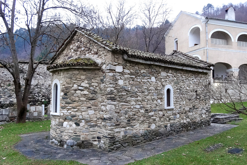 こぢんまりとした石造りが特徴的な「聖ニコラス聖堂（Church of St. Nicholas）」。早朝に礼拝が行なわれている（特別な許可を得て撮影）