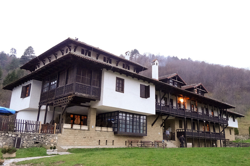 ストゥデニツァ修道院のゲストハウス。位置関係は写真右のように修道院のすぐ脇