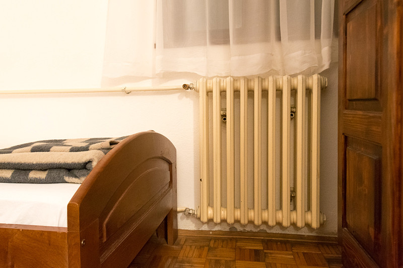 客室。やや幅の狭いベッドが3台。アメニティは最小限だが、設備は必要十分