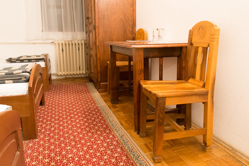 客室。やや幅の狭いベッドが3台。アメニティは最小限だが、設備は必要十分