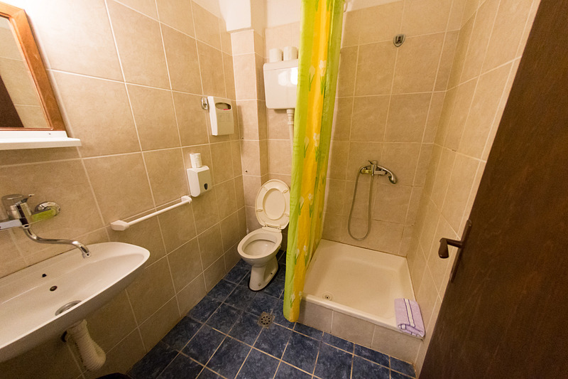 客室。やや幅の狭いベッドが3台。アメニティは最小限だが、設備は必要十分