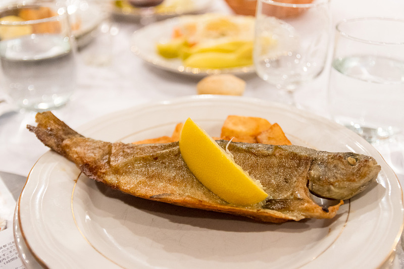 ディナーは正教会のいわゆる精進料理。山間の宿らしいマスをメインにした料理で、味付けはシンプルだがとても美味しかった