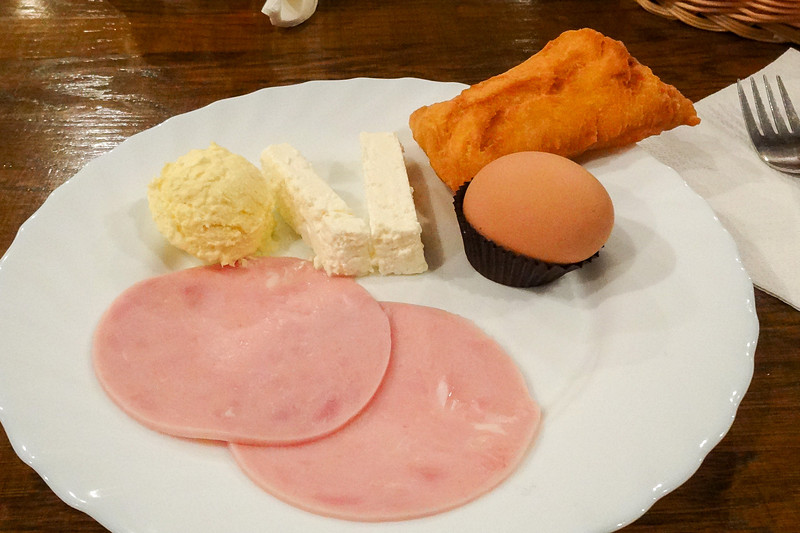 朝食はパンのほかにチーズやハムなどヨーロッパらしいスタイル