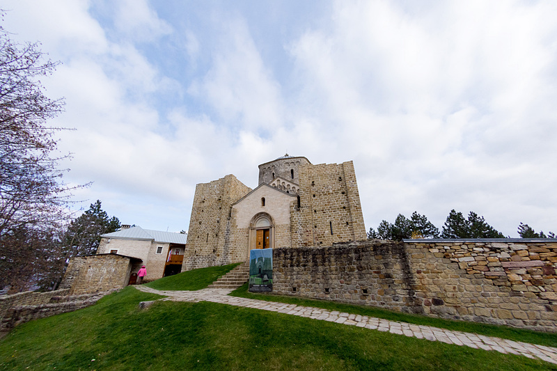 聖ジョルジェ聖堂（Church of St. George）はオスマン帝国侵攻や第一次バルカン戦争による戦渦の名残りが濃い。外観も両端の2つの塔が破壊されてしまっている