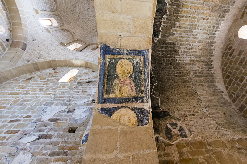 内部のフレスコは、修復のためにベオグラードの国立博物館へ。ほんの一部だけが残されている