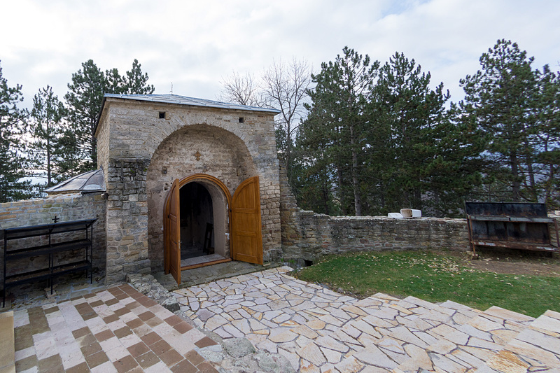 小さな礼拝堂にも歴史の爪痕は見られるが、美しいフレスコが残されている