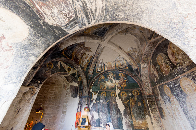 小さな礼拝堂にも歴史の爪痕は見られるが、美しいフレスコが残されている
