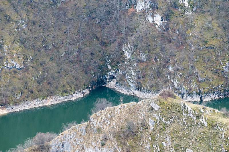 うねうねと蛇行するウバッツ川。よく見ると洞窟もあり、自然が作り出した渓谷の造形美に見とれる