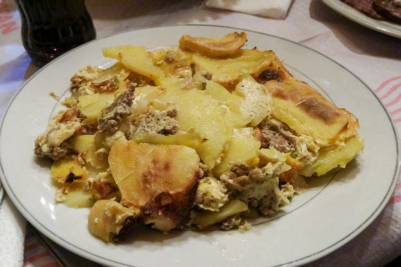 肉の燻製や、豚ミンチとジャガイモの炒め物「ムサカ」など料理もワイルド