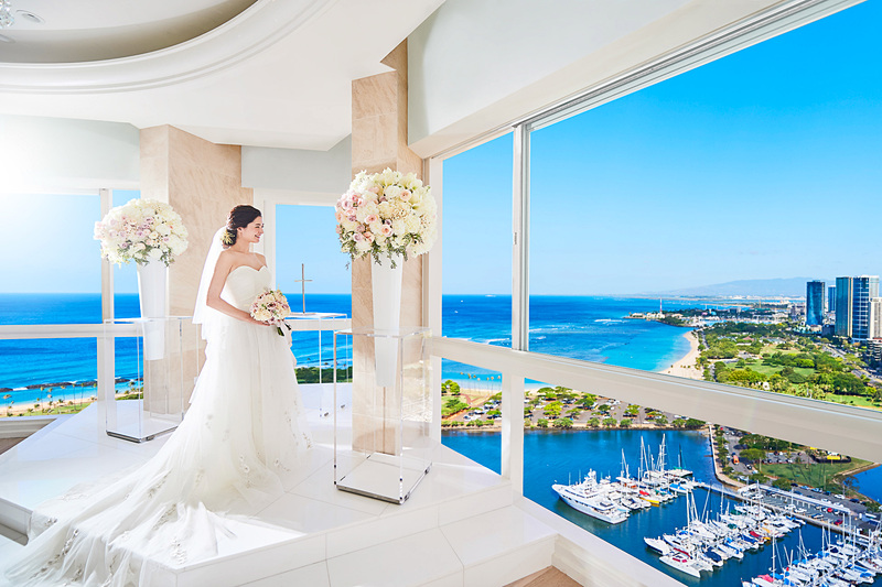 ラニレア チャペルではハワイの空と海のパノラマビューの中で挙式できる