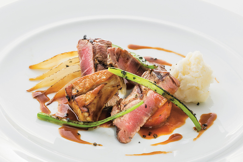 イベント、バンケット料理の監督を務めるマーク・ミウラ氏が来日し、試食会の料理を提供する