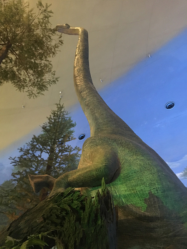 草を食べる恐竜のジオラマ。これもマジで大きいです