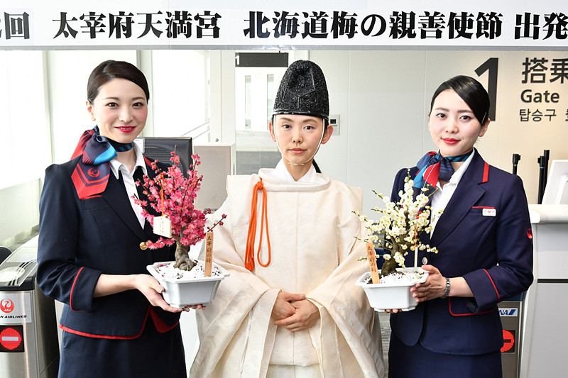 太宰府天満宮の梅の親善使節団をJALが輸送サポート