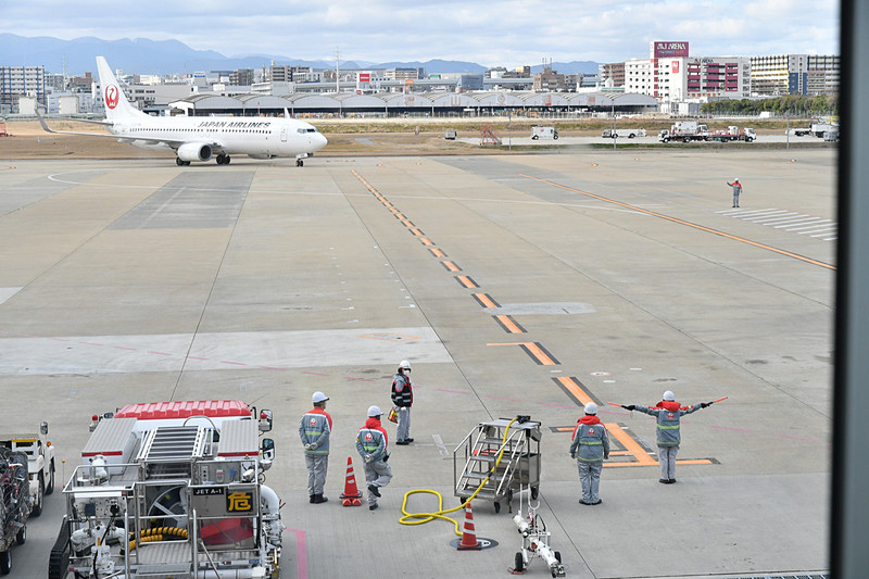 使用機材であるボーイング 737-800型機（登録記号：JA325J）が到着