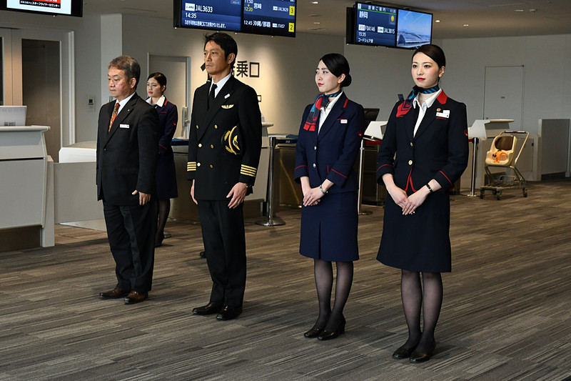 JAL参列者は、福岡空港支店長 扇山徹氏、機長の林剛士氏、福岡空港グランドスタッフの泥谷（ひじや）可南子氏、CA（客室乗務員）の野中優香氏の4名