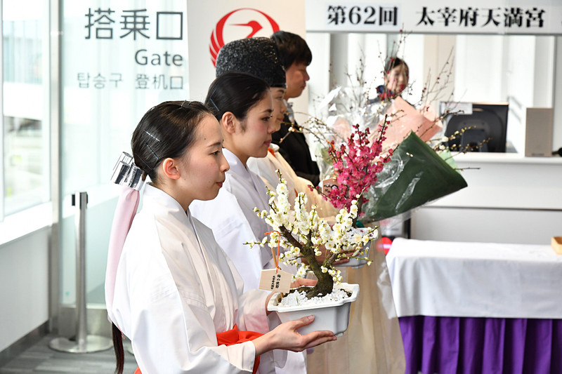 梅鉢と梅の花束を手渡す準備をする使節団