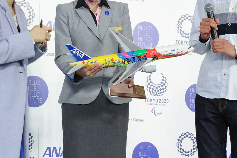 「HELLO 2020 JET」の1/100サイズのモデルプレーンに福原愛さんがサインを入れ、松本さんにプレゼント
