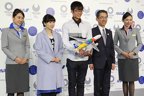 ANA、羽田空港の格納庫で特別塗装機「HELLO 2020 JET」お披露目