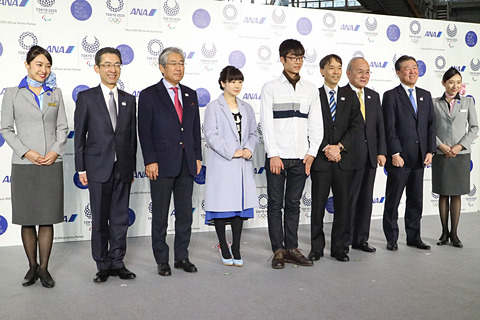 ANA、羽田空港の格納庫で特別塗装機「HELLO 2020 JET」お披露目