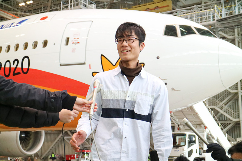 「HELLO 2020 JET」の前で取材に応える松本朝陽さん