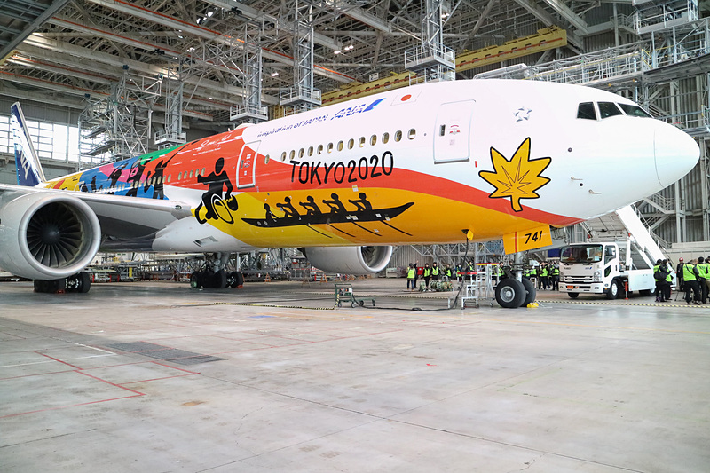 「HELLO 2020 JET」のデザインについて平子氏は、「日本を代表する自然や構築物、各種スポーツの競技者のシルエットを組み合わせたまことにダイナミックな、鮮やかな色使いはまるで日本の明るい未来を予感させるようなデザインになりました」とコメント。この特別塗装機は東京2020オリンピック・パラリンピック終了まで運航する。ちなみに機内インターネット「ANA Wi-Fi Service」（4月から無料提供予定）対応機材だ