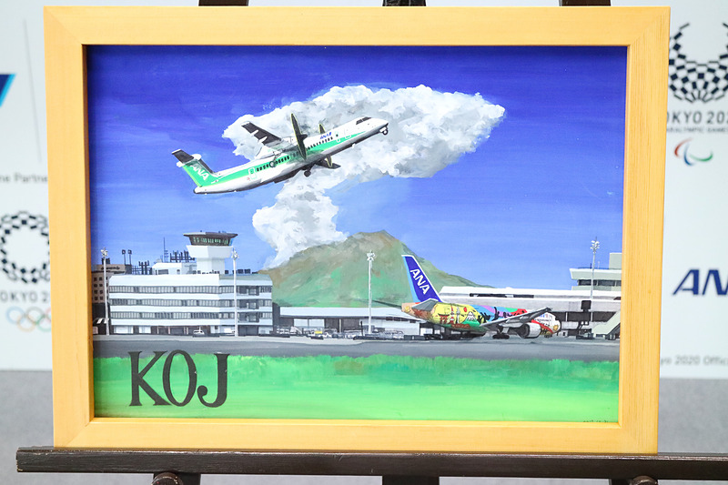 松本さんが描いた、日本各地の空港で活躍する「HELLO 2020 JET」のイラスト。新千歳（札幌）、羽田、伊丹、関西国際空港、那覇の6点が披露された