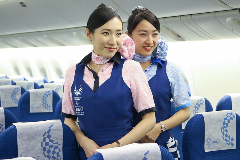 CA（客室乗務員）が着用するエプロンも東京オリンピック・パラリンピックデザイン