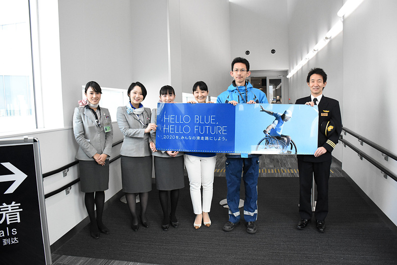 福岡空港ではエプロン、到着ロビーに至る通路などで多くのANAスタッフが出迎えて、大歓迎の雰囲気