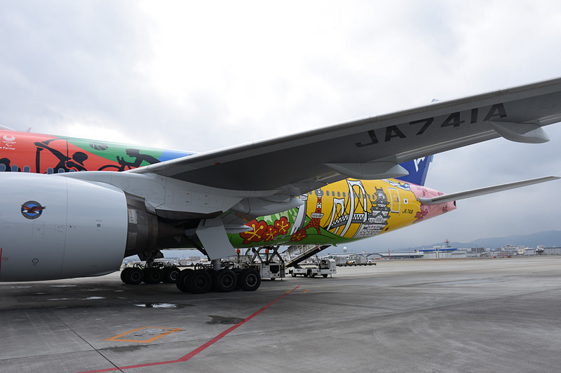 福岡空港で出発を待つHELLO 2020 JET