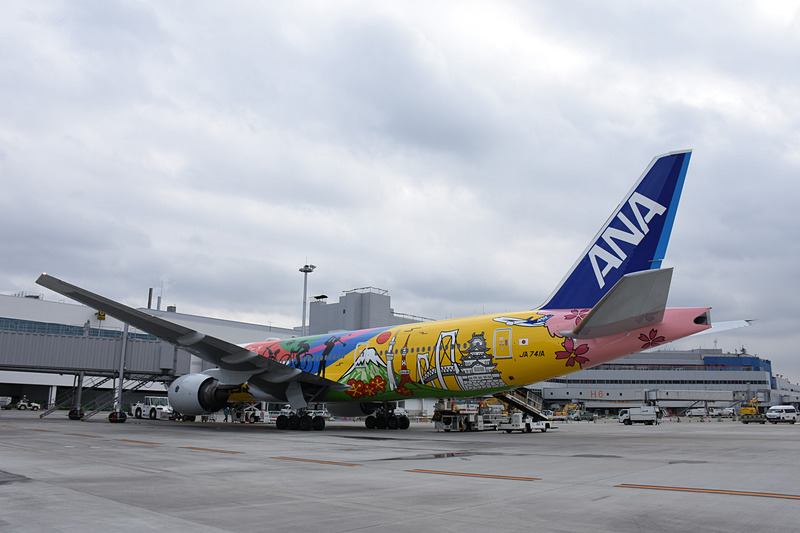 福岡空港で出発を待つHELLO 2020 JET