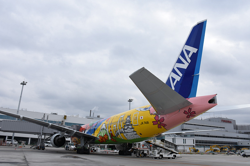 福岡空港で出発を待つHELLO 2020 JET
