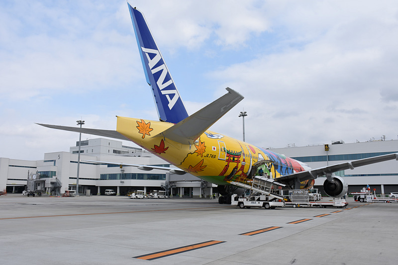 福岡空港で出発を待つHELLO 2020 JET